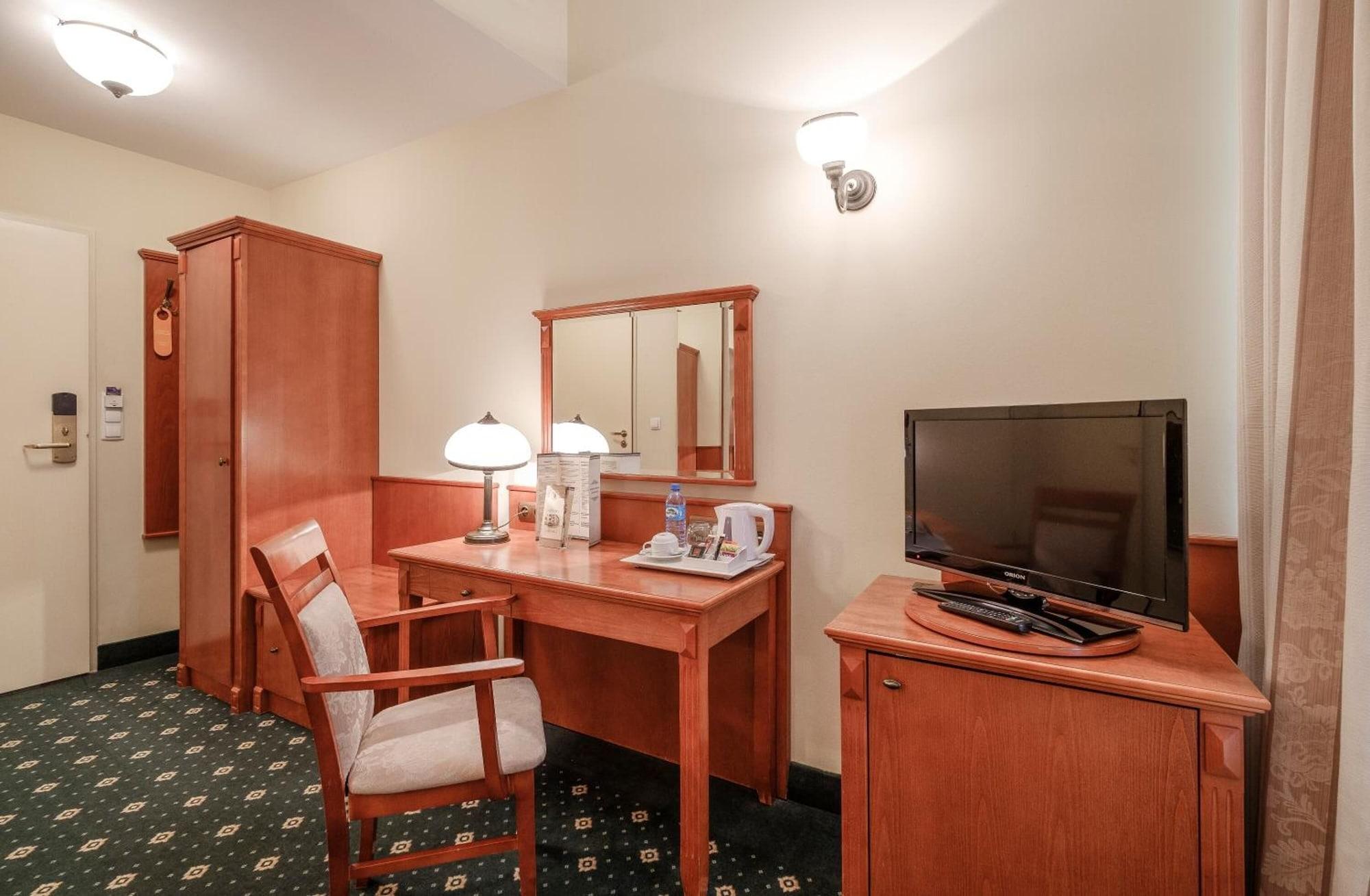 Hotel Hetman Warsaw Ngoại thất bức ảnh
